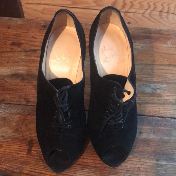 Christian Luouboutin Derby Shoe in Suede - Picture 3 of 10